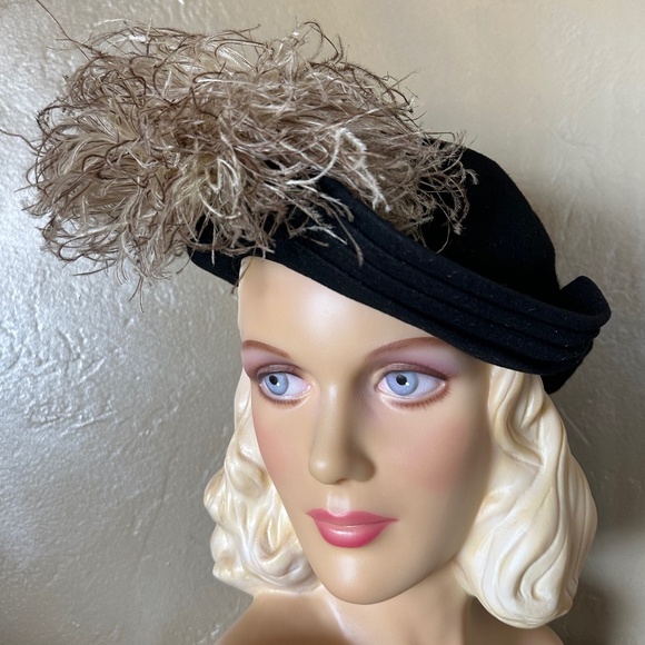 GLAMOROUS 1930S\' BLACK FELT HAT WITH WAVY TRIPLE BRIM + OSTRICH FEATHERS main image 6